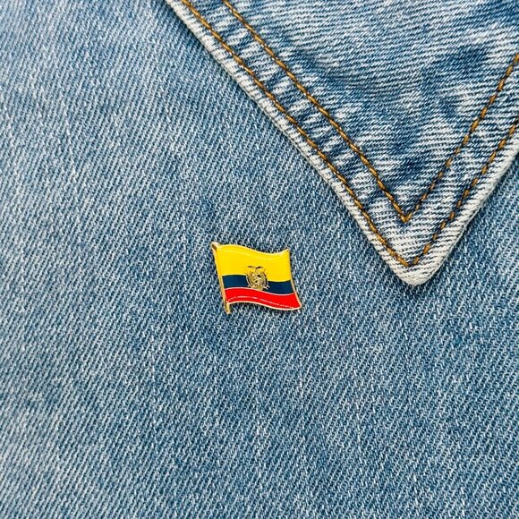 ⭐Ecuadorian Flag Enamel Pin Yellow Blue Red Gold Broch Patriotic National Emblem - Picture 1 of 6